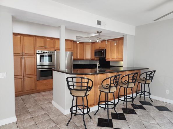 8597 Via Mallorca F, La Jolla CA 92037