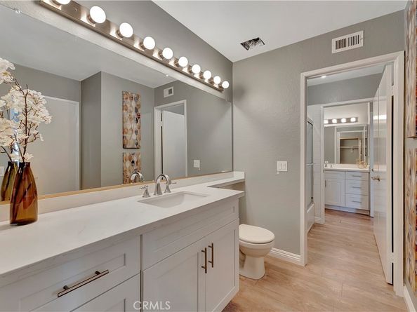 17 Oxford 28, Irvine CA 92612