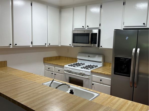 7050 Shoup Avenue 208, Canoga Park CA 91303