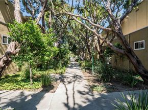 11138 Aqua Vista Street 49, Studio City CA 91602