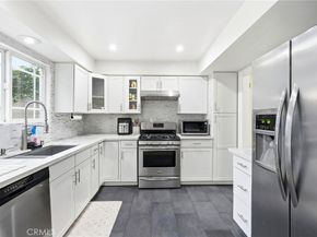 10220 Zelzah 4, Northridge CA 91325