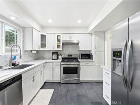 10220 Zelzah 4, Northridge CA 91325