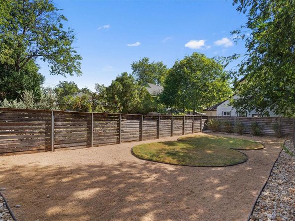 1107 Taulbee LN B, Austin TX 78757