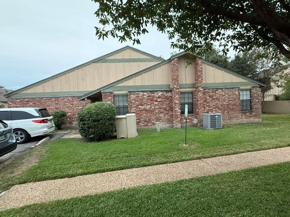 907 E Meadowmere LN, Austin TX 78758