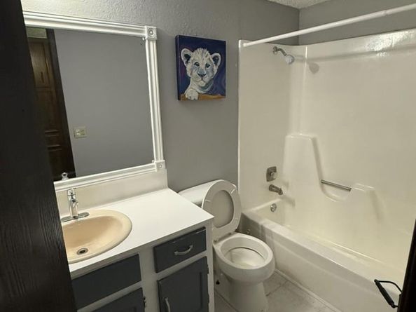 907 E Meadowmere LN, Austin TX 78758