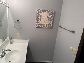 907 E Meadowmere LN, Austin TX 78758