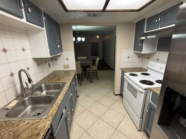 907 E Meadowmere LN, Austin TX 78758