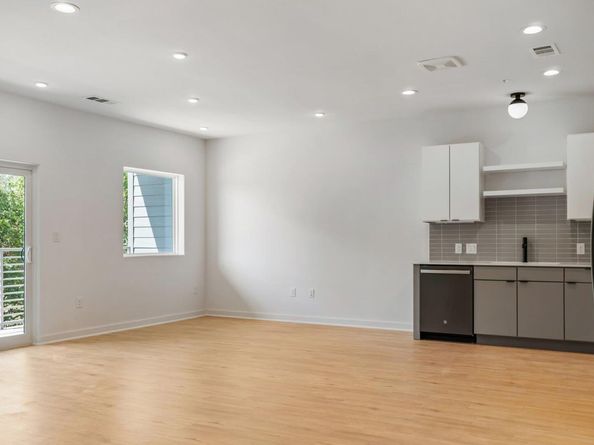 100 Mockingbird LN 205, Austin TX 78745