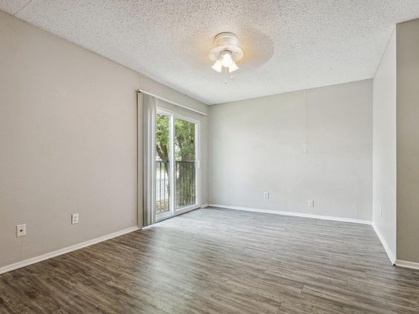 2124 Burton DR 203, Austin TX 78741