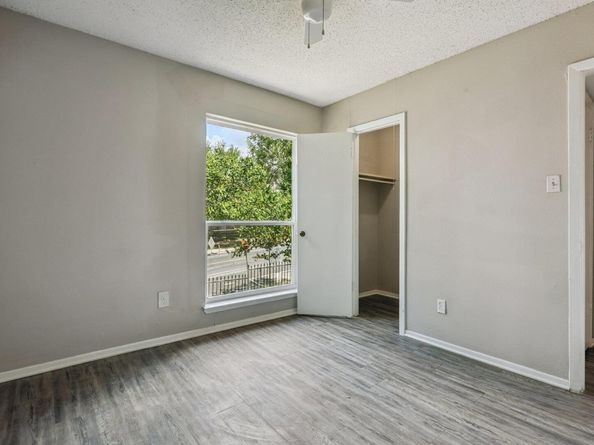 2124 Burton DR 203, Austin TX 78741