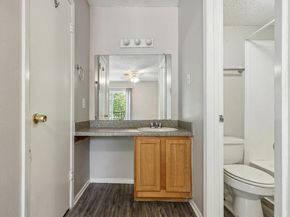 2124 Burton DR 203, Austin TX 78741