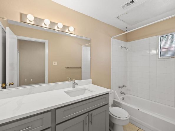 712 Graham Pl 302, Austin TX 78705