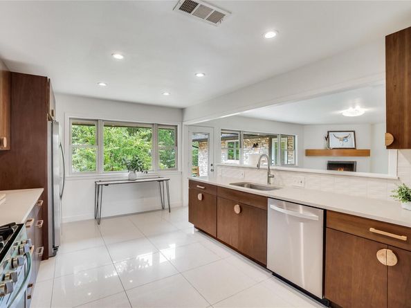2306 Loyola LN, Austin TX 78723