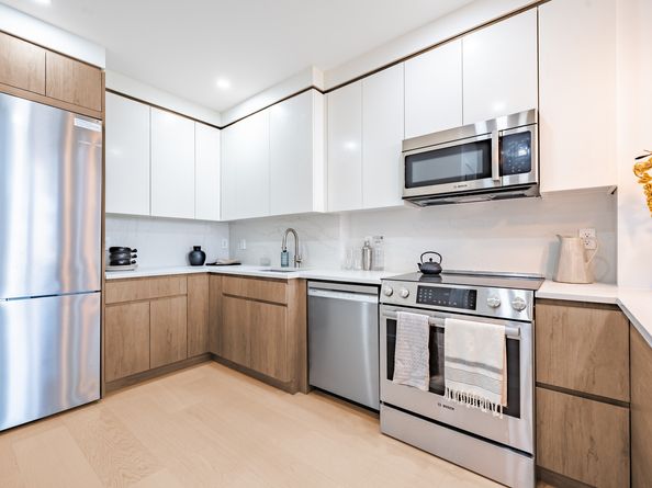 11-52 44th Drive 7A, Queens NY 11101