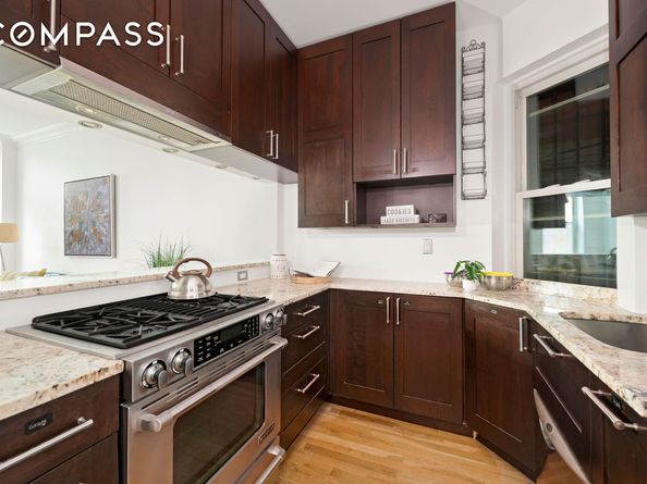 323 West 43rd Street 1R, New York NY 10036
