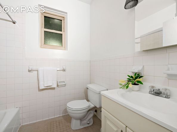 323 West 43rd Street 1R, New York NY 10036