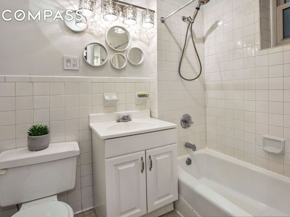 323 West 43rd Street 1R, New York NY 10036