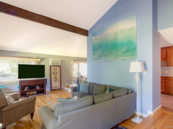 17 Columbine S, Hampton Bays NY 11946