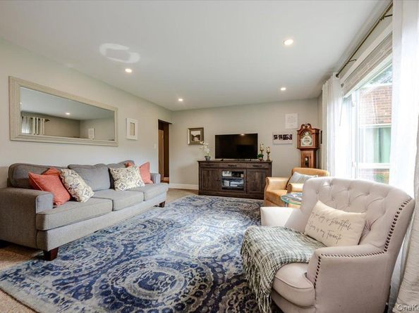346 Edmunton Drive L17, North Babylon NY 11703