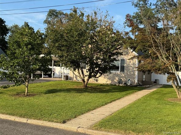 7 Crystal Lane, Brentwood NY 11717