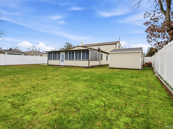 384 SINGINGWOOD Drive, Holbrook NY 11741