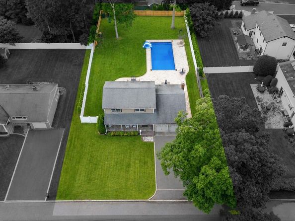 282 6th Avenue, Saint James NY 11780