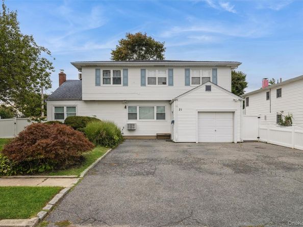 31 E June Street, Lindenhurst NY 11757