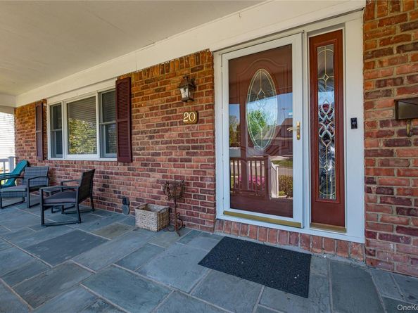 20 Evon Drive SW, Syosset NY 11791