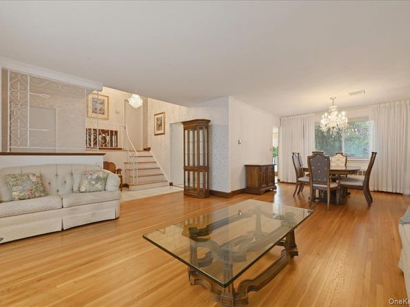 17 Avon Road, Farmingdale NY 11735