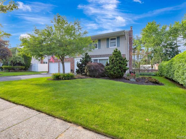 19 Knoll Lane, Smithtown NY 11787