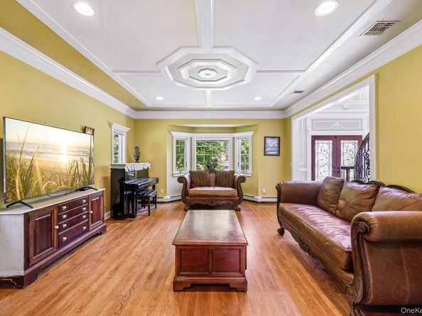 4 Penn Court, East Setauket NY 11733