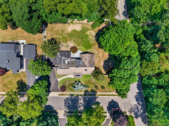 81 Carriage Lane, Roslyn Heights NY 11577