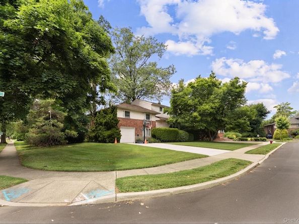9 Ash Place, New Hyde Park NY 11040