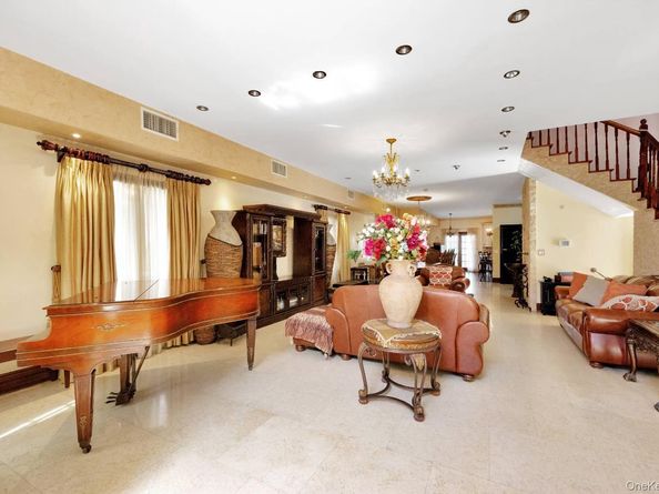 186-31 radnor Road, Jamaica Estates NY 11432