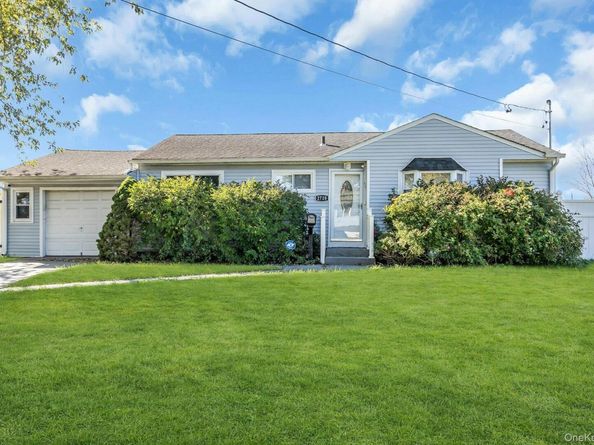 2710 Heather Avenue, Medford NY 11763