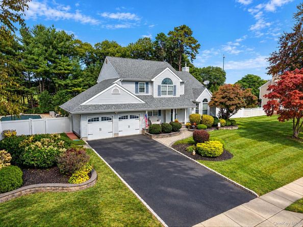 9 Alyssa Court, Holbrook NY 11741