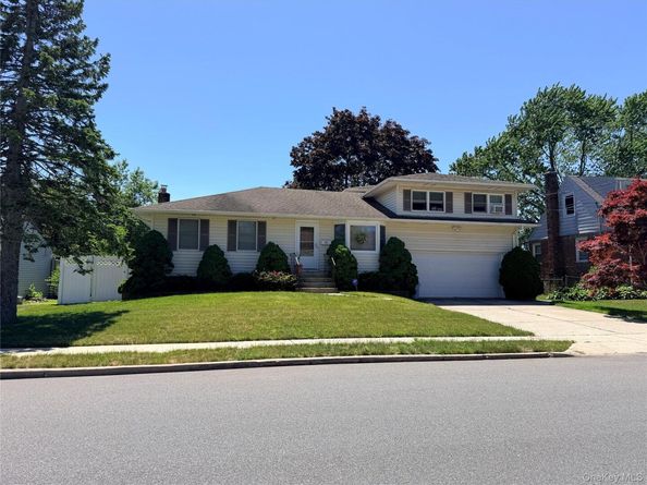 381 N Monroe Avenue, Lindenhurst NY 11757