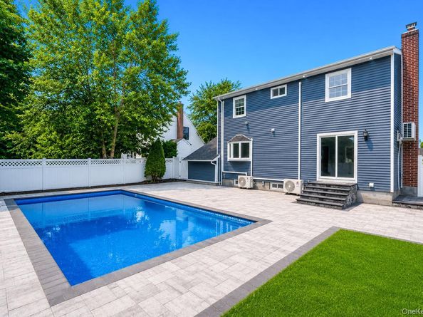 4 Hicks Circle, Hicksville NY 11801