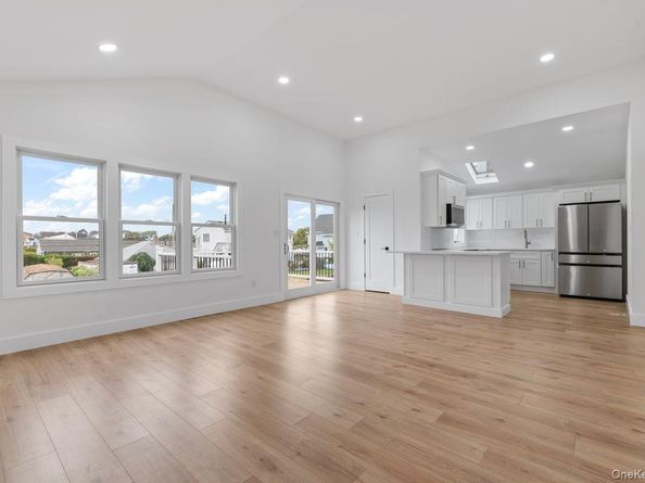 873 S 7th Street, Lindenhurst NY 11757