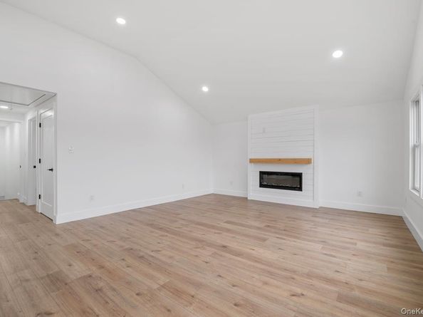 873 S 7th Street, Lindenhurst NY 11757