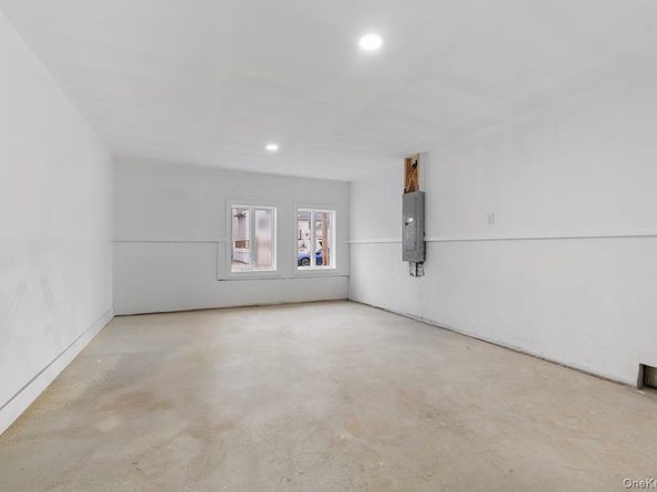 873 S 7th Street, Lindenhurst NY 11757