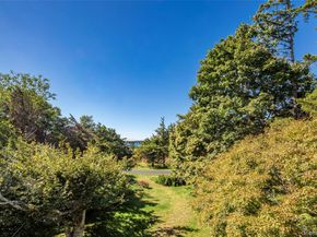 41 Squaw Road, Springs NY 11937