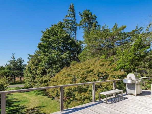 41 Squaw Road, Springs NY 11937