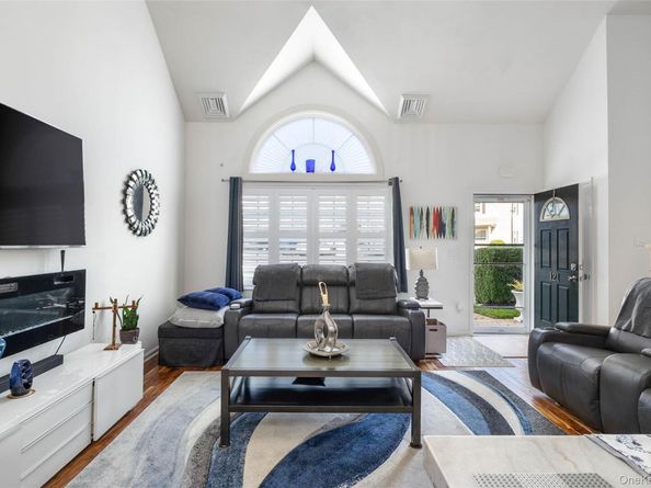 121 Willow Lane, Valley Stream NY 11580