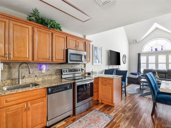 121 Willow Lane, Valley Stream NY 11580