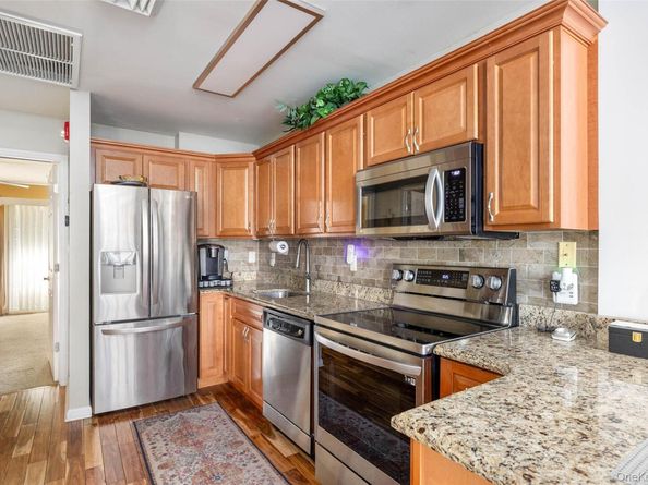 121 Willow Lane, Valley Stream NY 11580