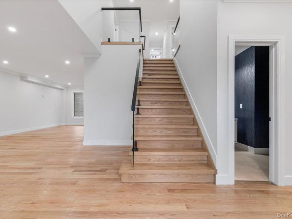 1028 E Broadway, Woodmere NY 11598