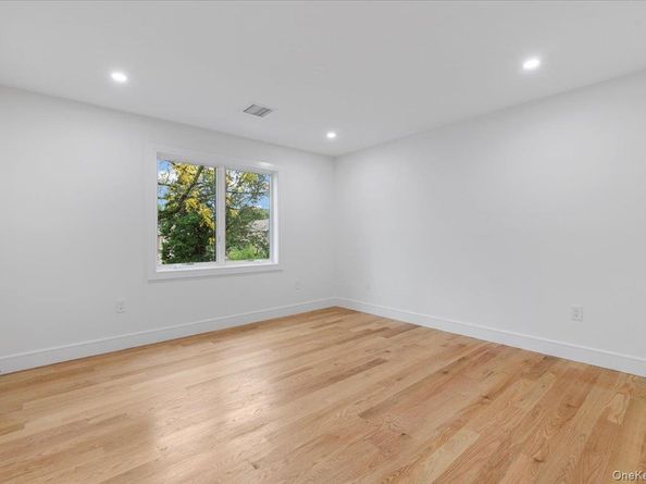 1028 E Broadway, Woodmere NY 11598