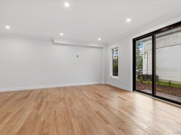 1028 E Broadway, Woodmere NY 11598