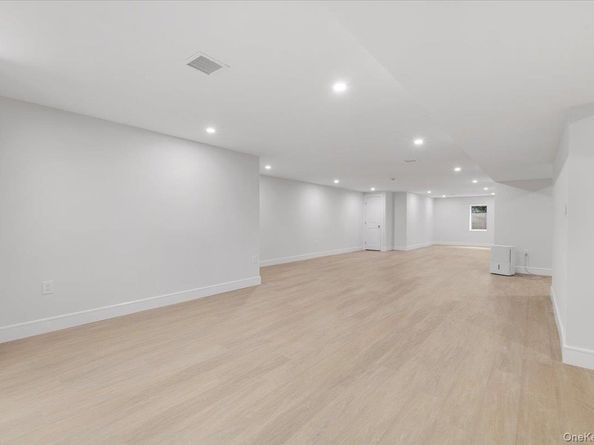 1028 E Broadway, Woodmere NY 11598